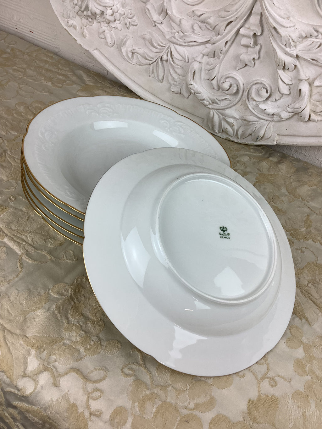 6 assiettes creuses en porcelaine de Limoges, décor blanc en relief et filet doré — Réf.25Q