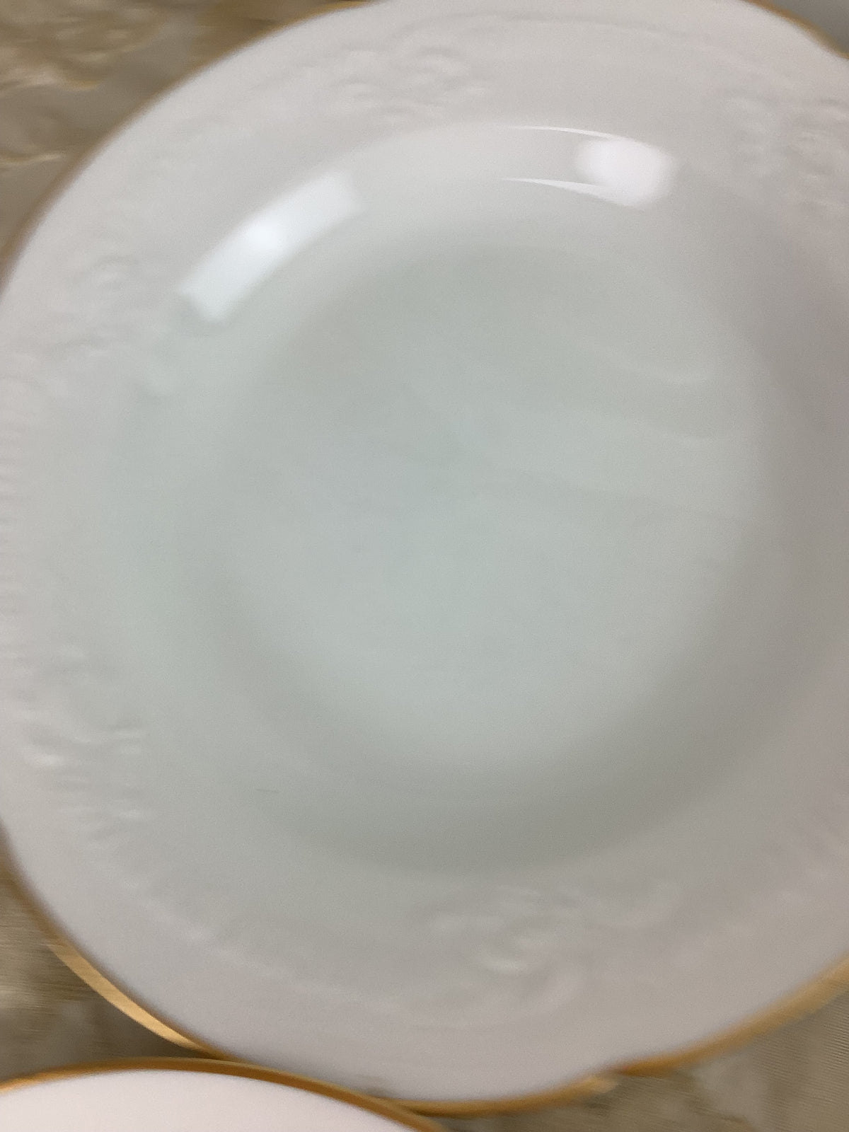 6 assiettes creuses en porcelaine de Limoges, décor blanc en relief et filet doré — Réf.25Q