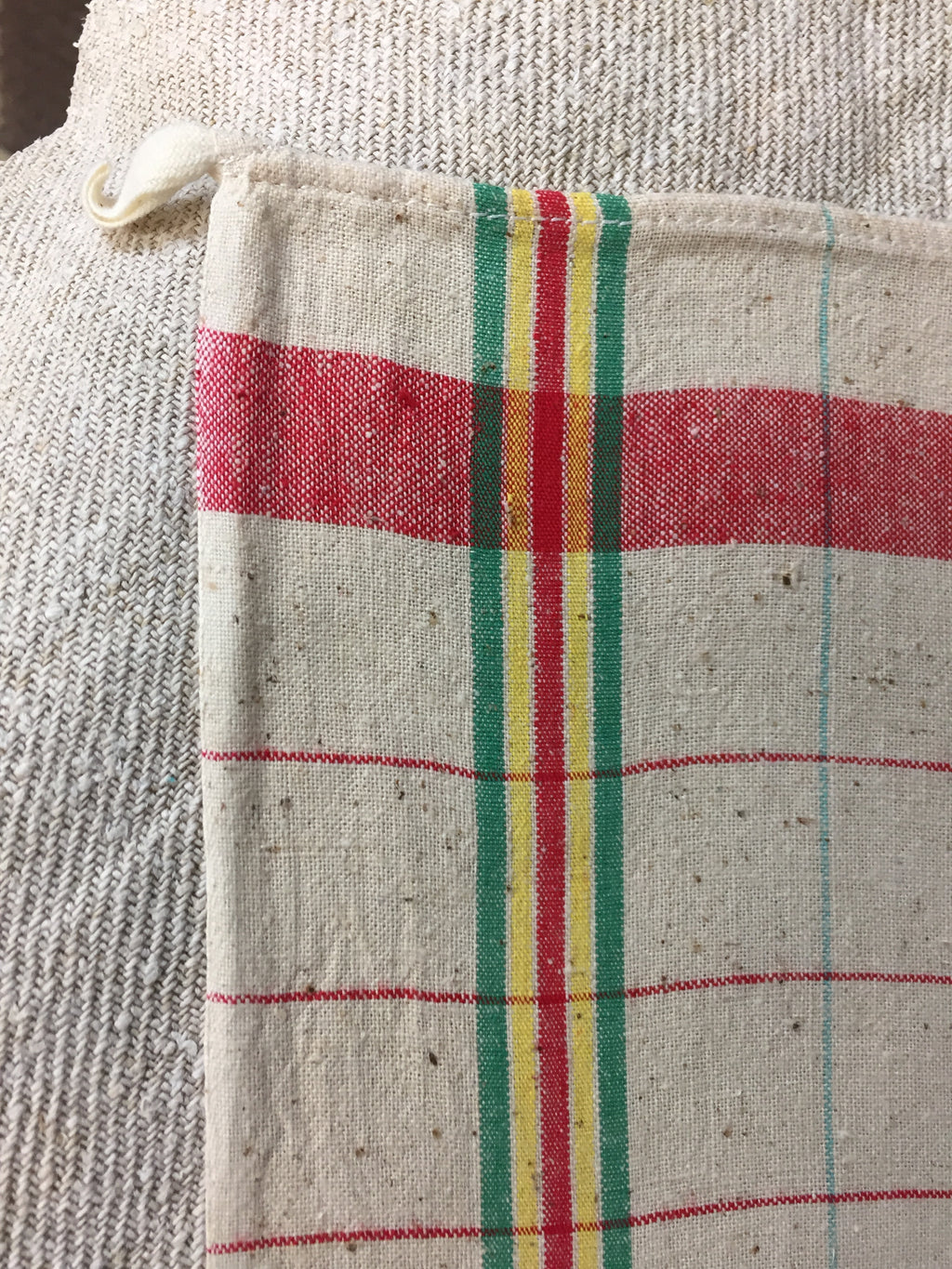 Linge ancien à carreaux rouges, verts et jaunes – Réf. 178