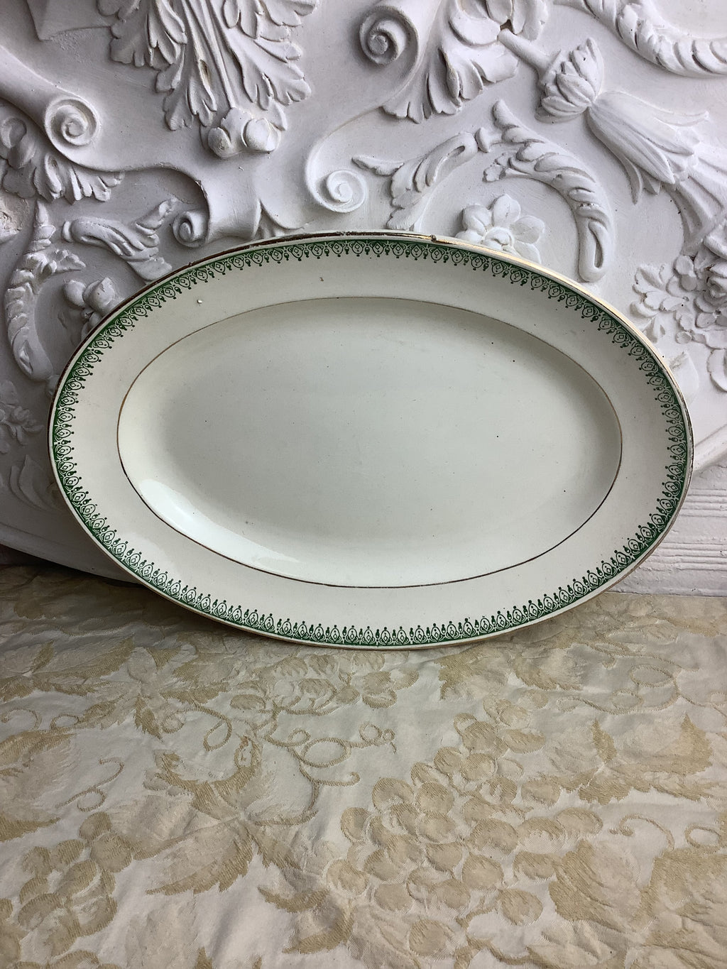 Titre : Plat semi-creux ancien ovale à décor vert et or – Réf. 11Q