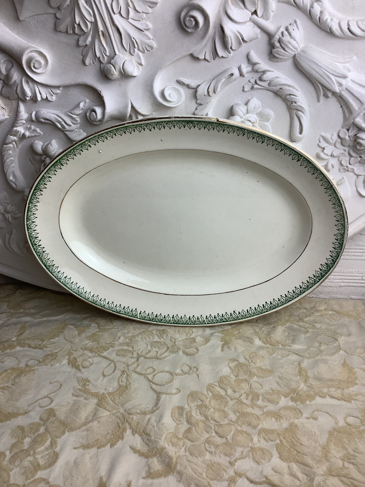 Titre : Plat semi-creux ancien ovale à décor vert et or – Réf. 11Q