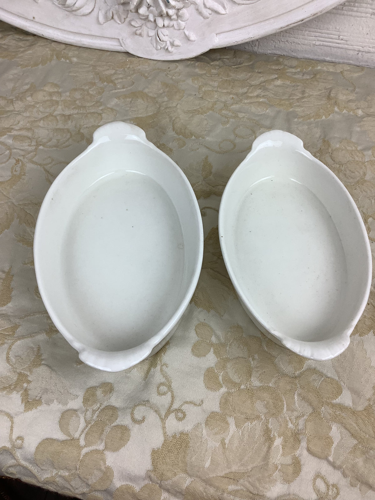 Lot de 2 petits plats anciens ovales en porcelaine à feu – P. Précieux – Réf 23E