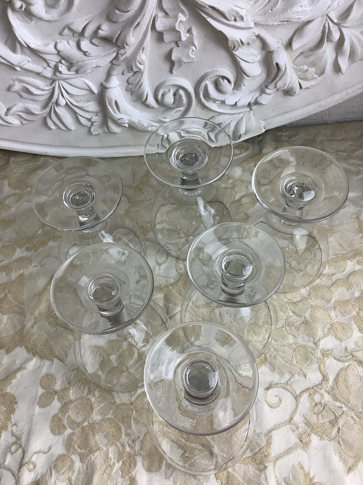 Lot de 6 verres anciens à eau à pied en verre décor feuillagé – Réf. 26G