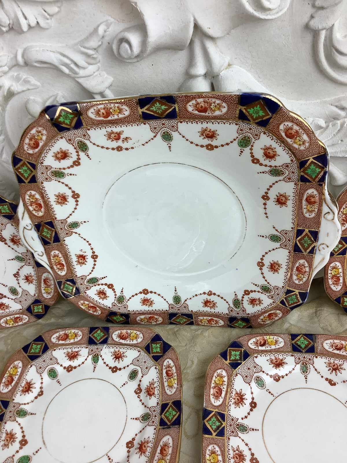Plat carré avec anses et 6 assiettes à dessert anciennes anglaises Doric Bone China — Inspiration Imari — Réf. 10B
