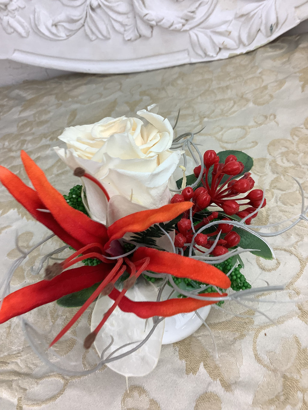Composition florale C10-rouge orangé et blanc crème