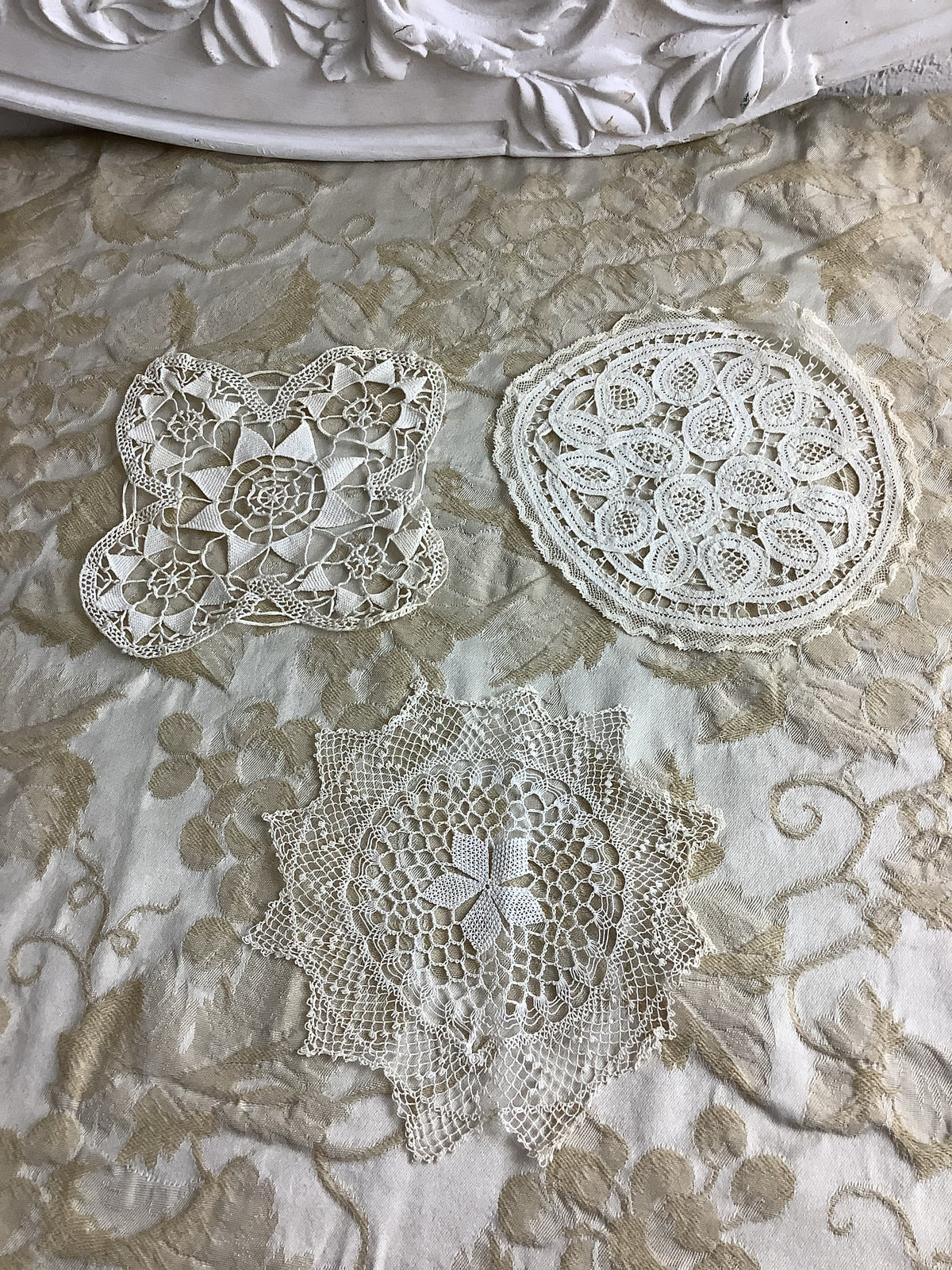 Lot de 3 anciens napperons au crochet-Réf 184