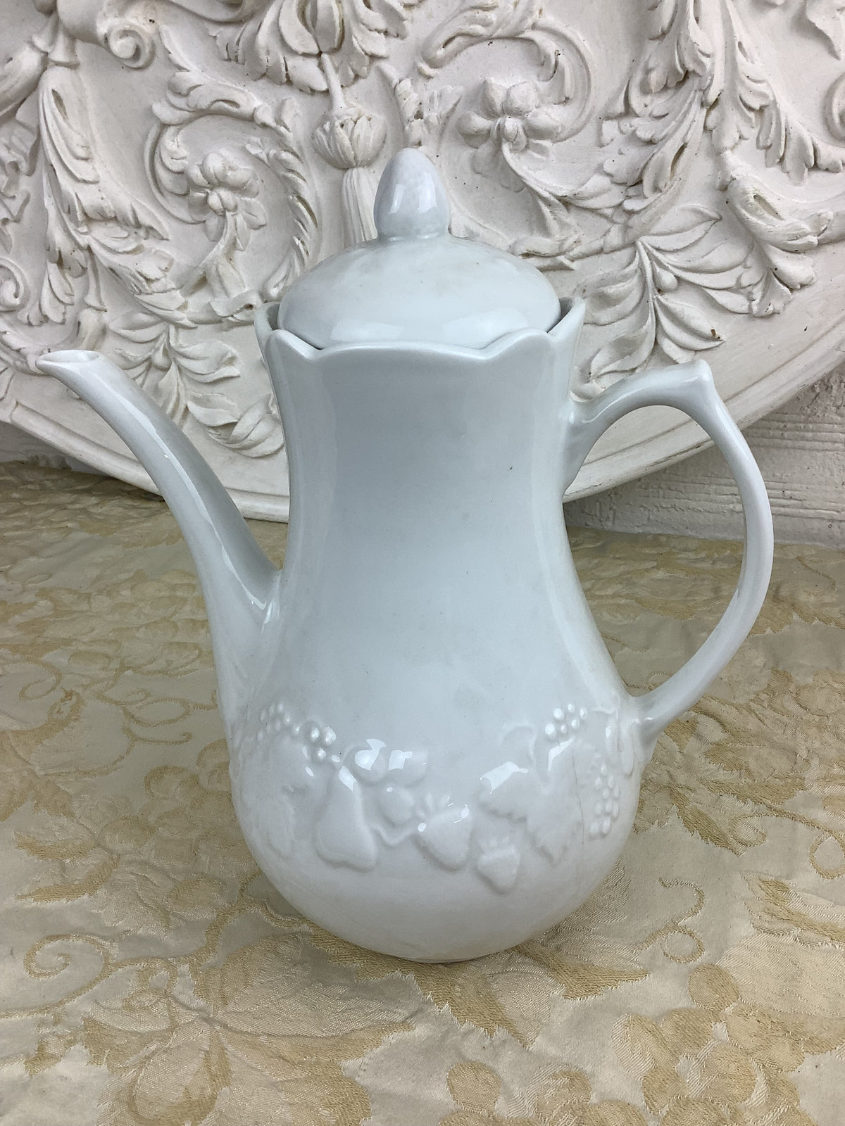 Ancienne cafetière en porcelaine blanche – Réf. 23D