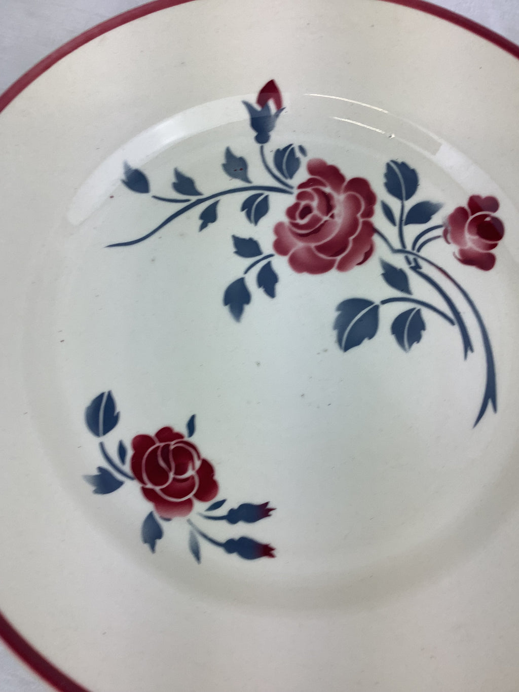 Plat rond ancien Badonviller – Roses bordeaux et feuillage bleu-Réf. 6J