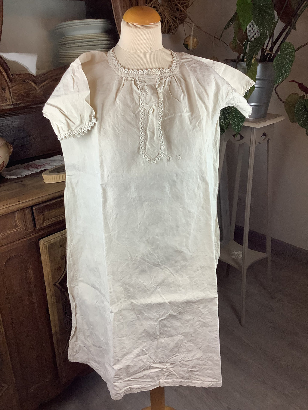 Ancienne chemise de nuit en lin et coton épais, dentelle et monogramme brodé BL-Ref 151