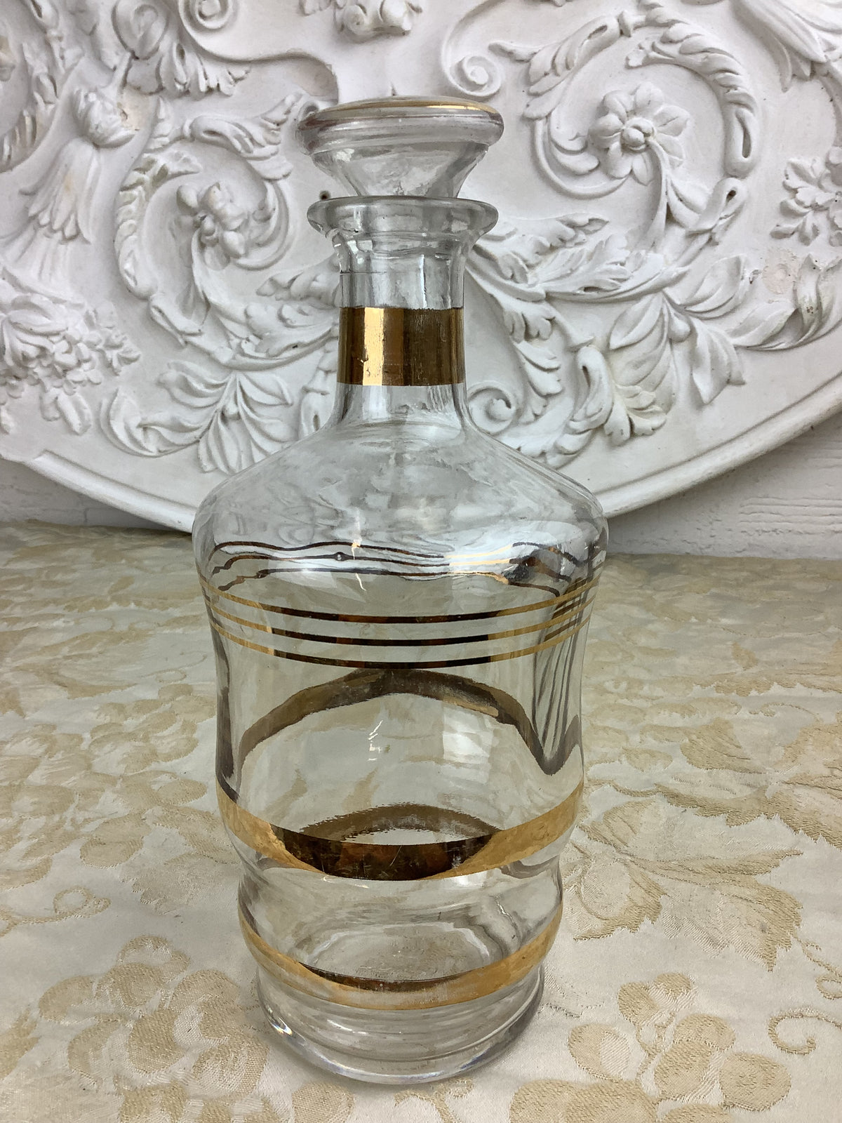 Carafe ancienne en verre transparent à liserés dorés avec bouchon d’origine — Réf. 25U