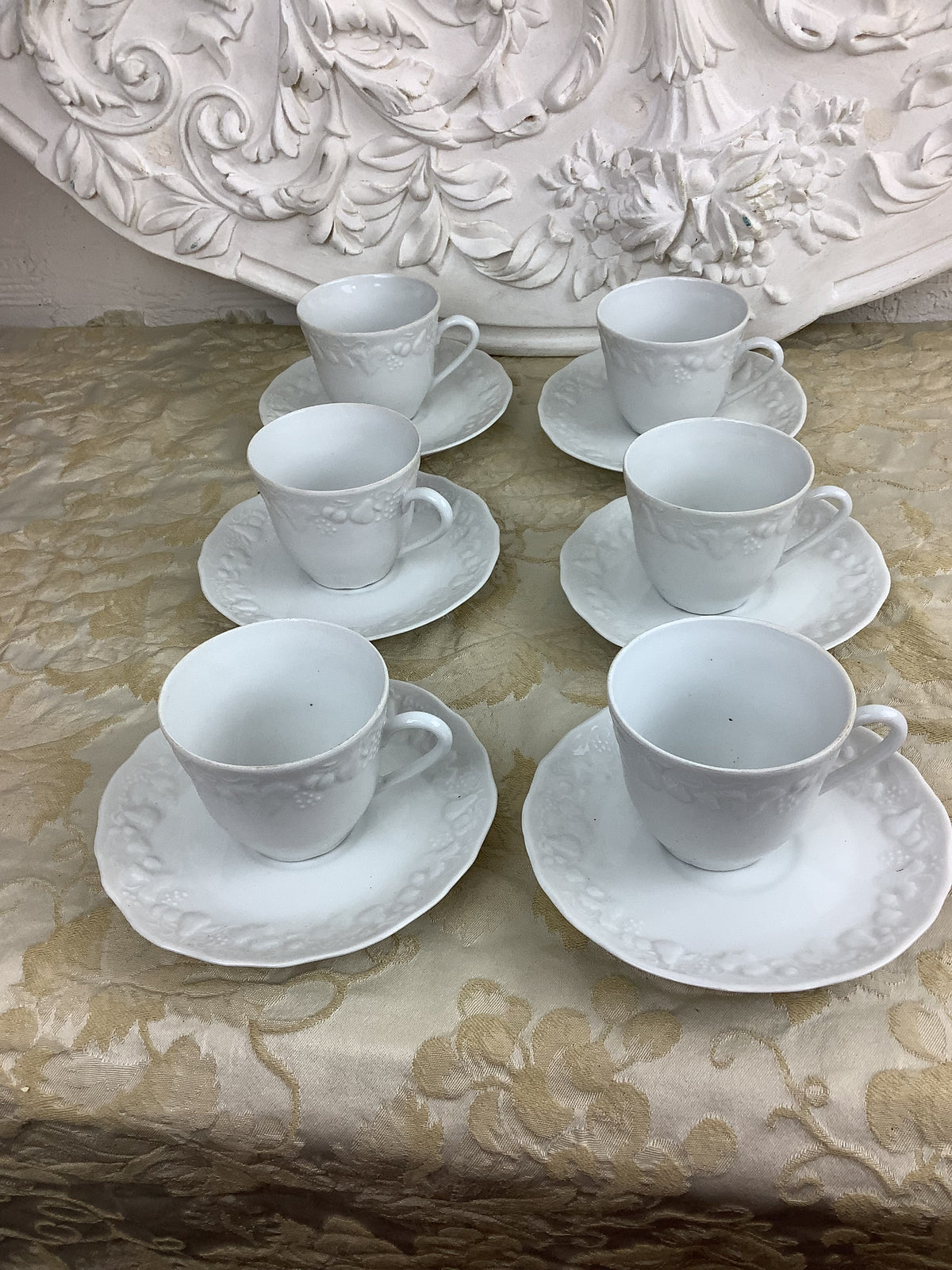 Lot de 6 tasses et soucoupes anciennes en porcelaine blanche – Réf. 23B