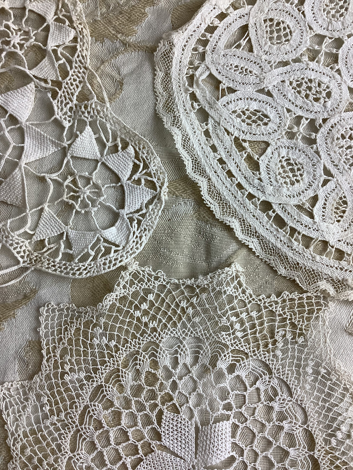 Lot de 3 anciens napperons au crochet-Réf 184