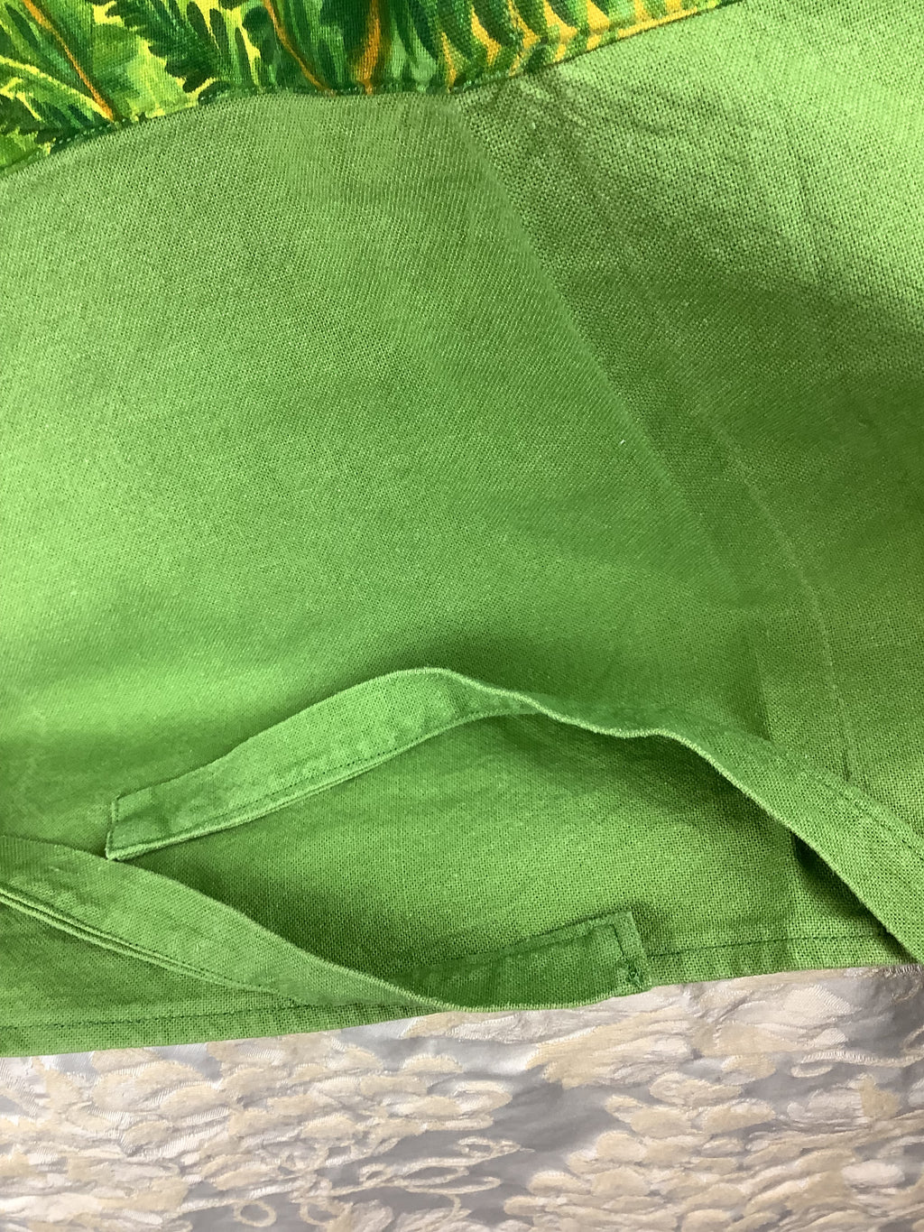 Tablier ancien vert à décor de fougères – Réf. 57