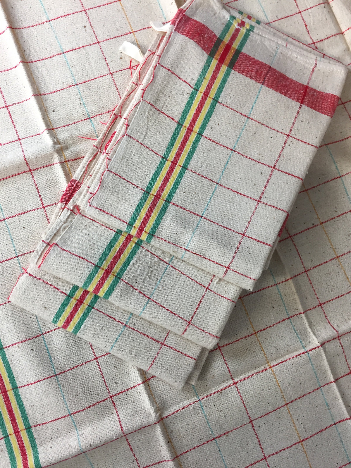 Linge ancien à carreaux rouges, verts et jaunes – Réf. 178