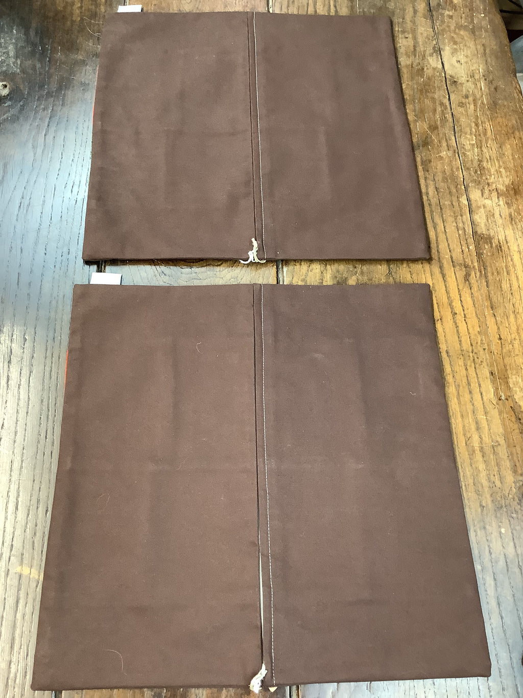 Paire de housses de coussin vintage en textiles anciens – Orange, vert et marron – Réf. H01