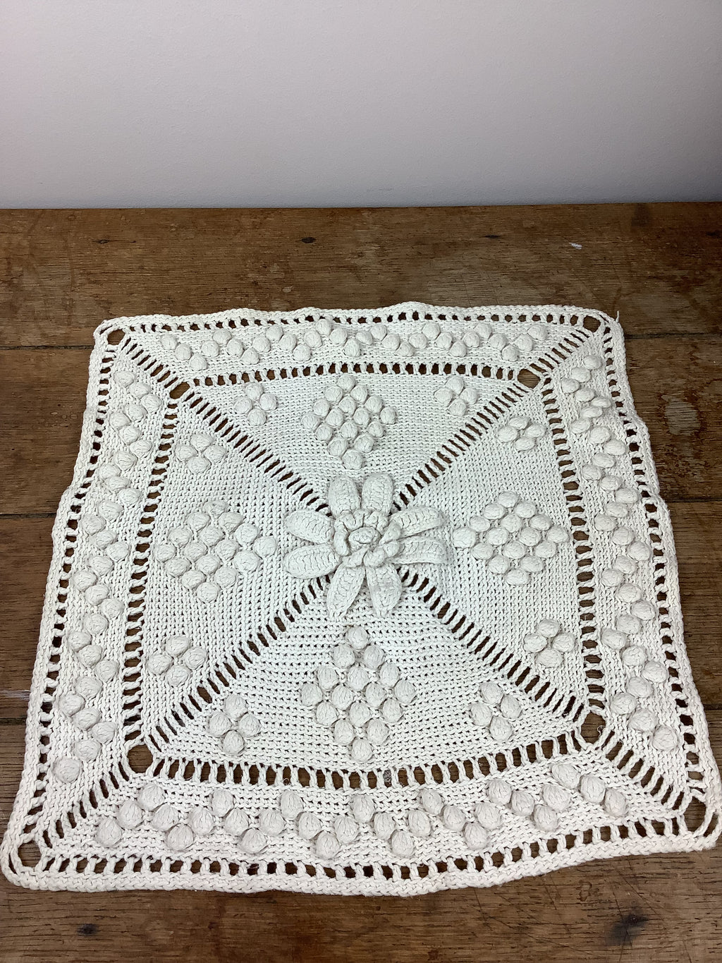 Napperon ancien carré en crochet ivoire – Réf. 107