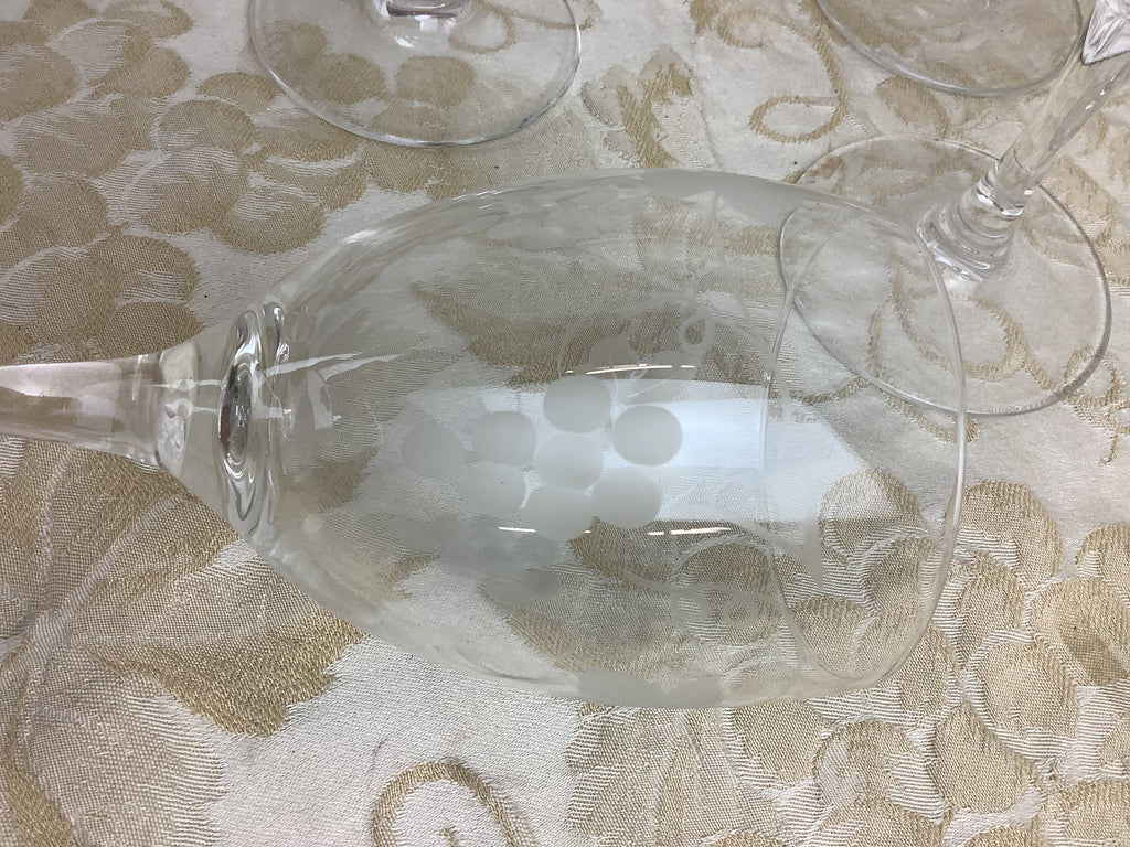 Verre à eau à pied ancien Luminarc France, décor raisins dépolis — Réf. 17H1