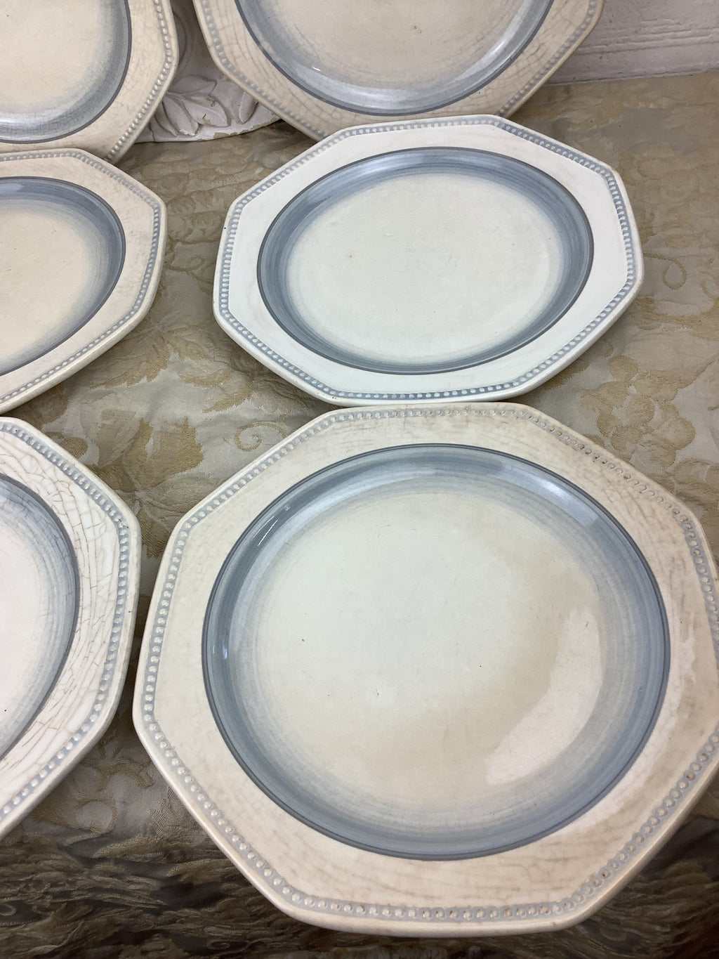 Lot de 6 assiettes plates octogonales de la manufacture Longchamp./ Réf 25V