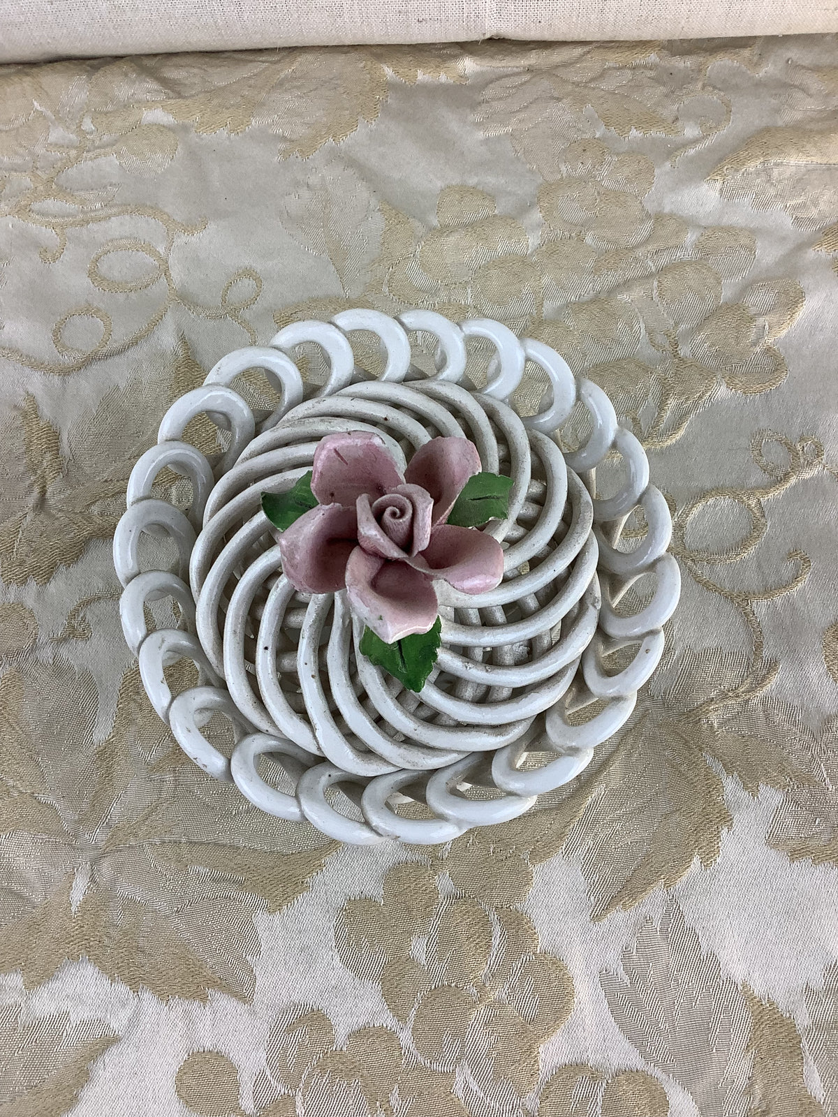 Bonbonnière ajourée en céramique de Bassano, rose rose - Réf 13K