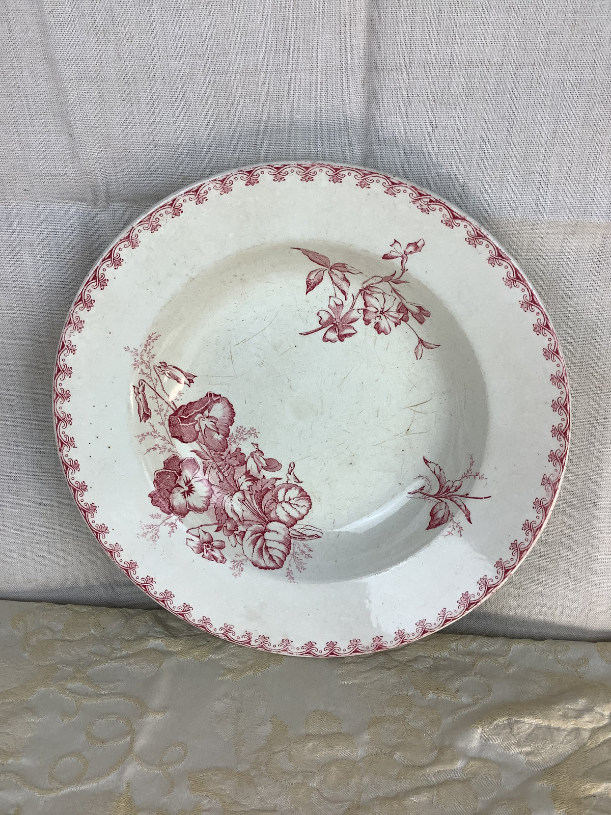 Ancien plat creux Sarreguemines VEGA – Décor de pensées vieux rose – Réf. 14U