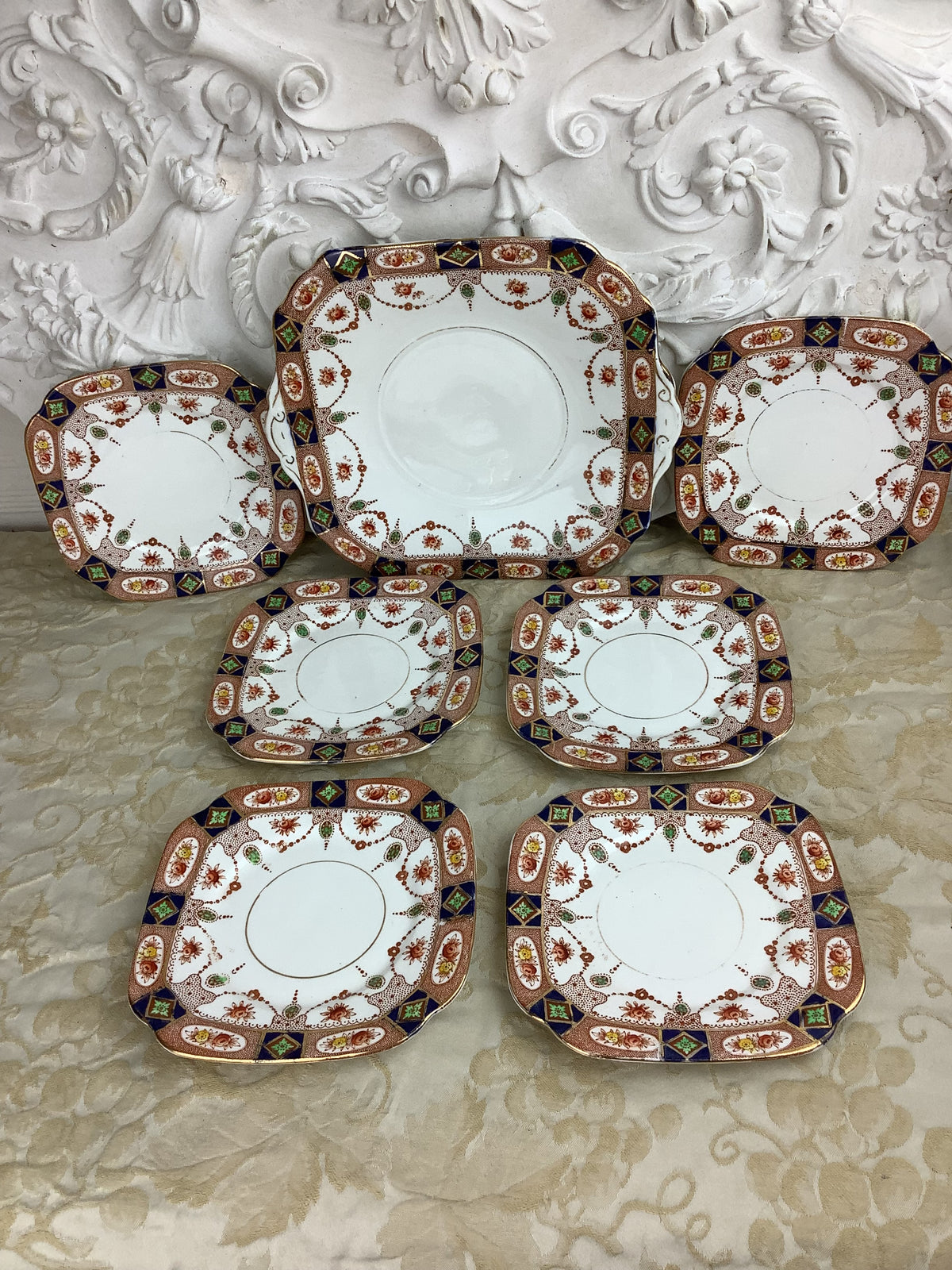 Plat carré avec anses et 6 assiettes à dessert anciennes anglaises Doric Bone China — Inspiration Imari — Réf. 10B