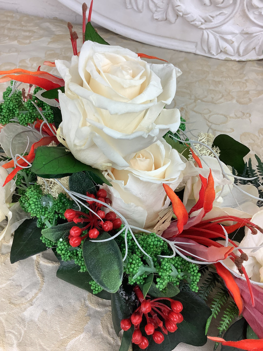 Composition florale C9- Nérines rouge orangé et roses blanches/crème.