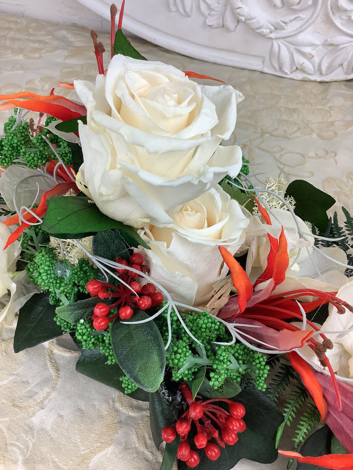 Composition florale C9- Nérines rouge orangé et roses blanches/crème.