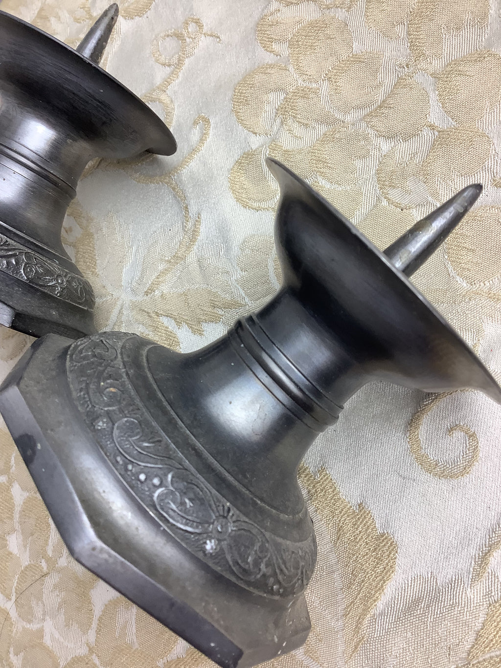 Duo de bougeoirs anciens en étain à décor ciselé – Réf. 29 J