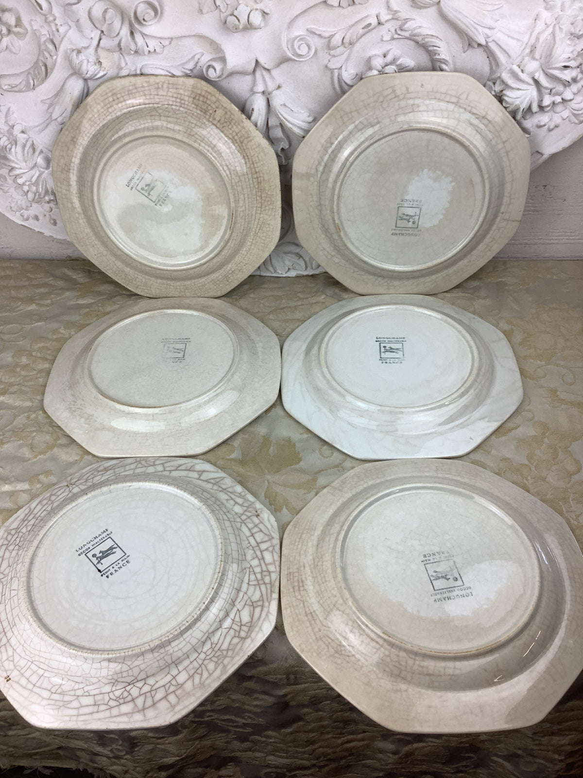 Lot de 6 assiettes plates octogonales de la manufacture Longchamp./ Réf 25V