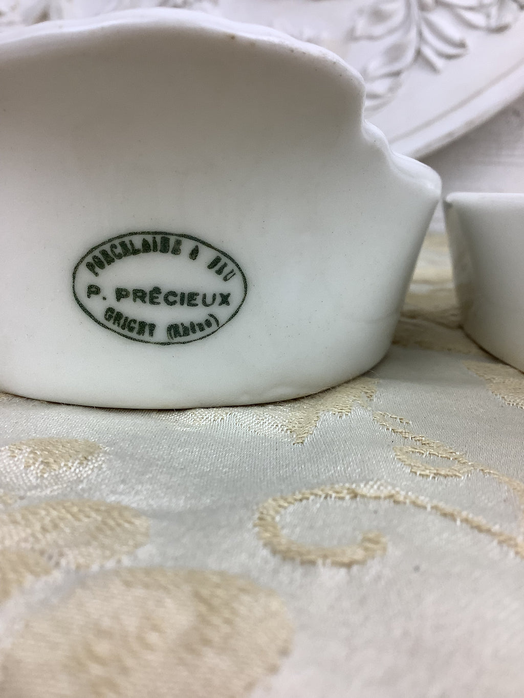 Lot de 2 petits plats anciens ovales en porcelaine à feu – P. Précieux – Réf 23E