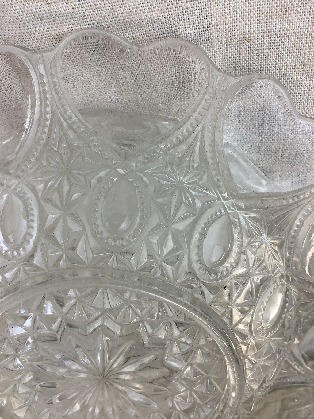 Coupe ancienne en verre moulé ciselé vintage – Réf. 20O
