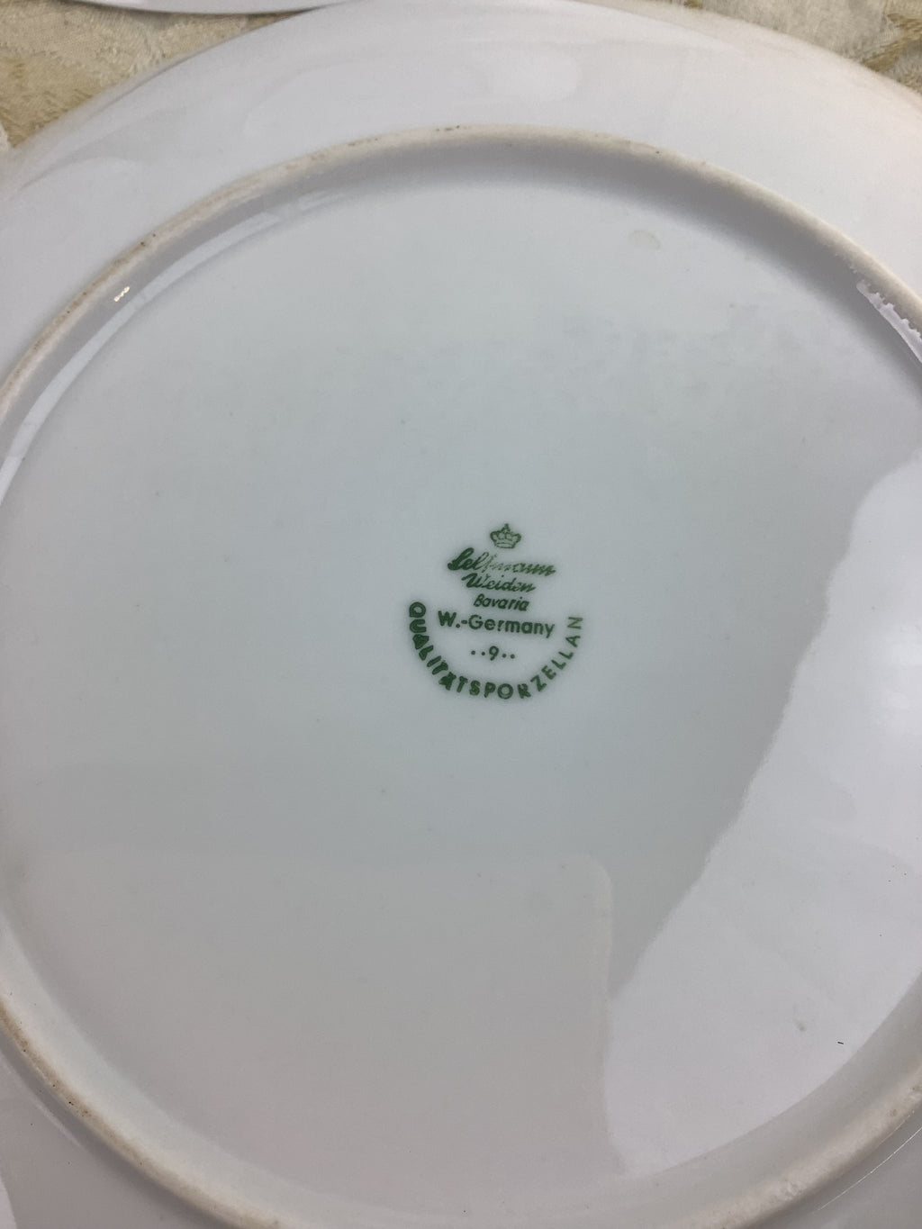 Petit plat à dessert en porcelaine Schumann Bavaria à décor de feuillages d’automne – Réf. 15S