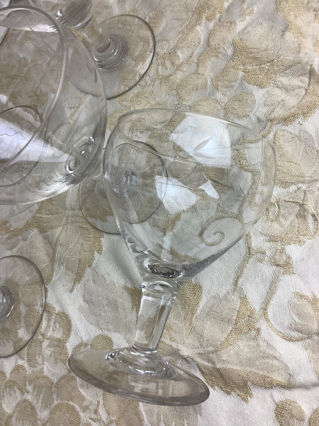 Lot de 6 verres anciens à eau à pied en verre décor feuillagé – Réf. 26G