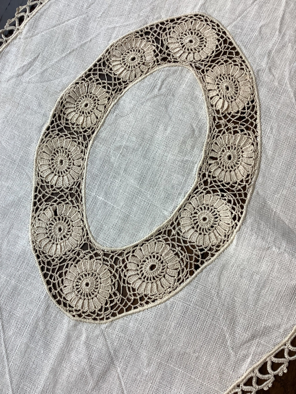 Napperon ovale ancien en lin ivoire et crochet fait main – Réf. 3