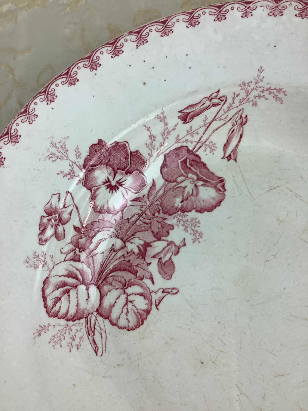 Ancien plat creux Sarreguemines VEGA – Décor de pensées vieux rose – Réf. 14U