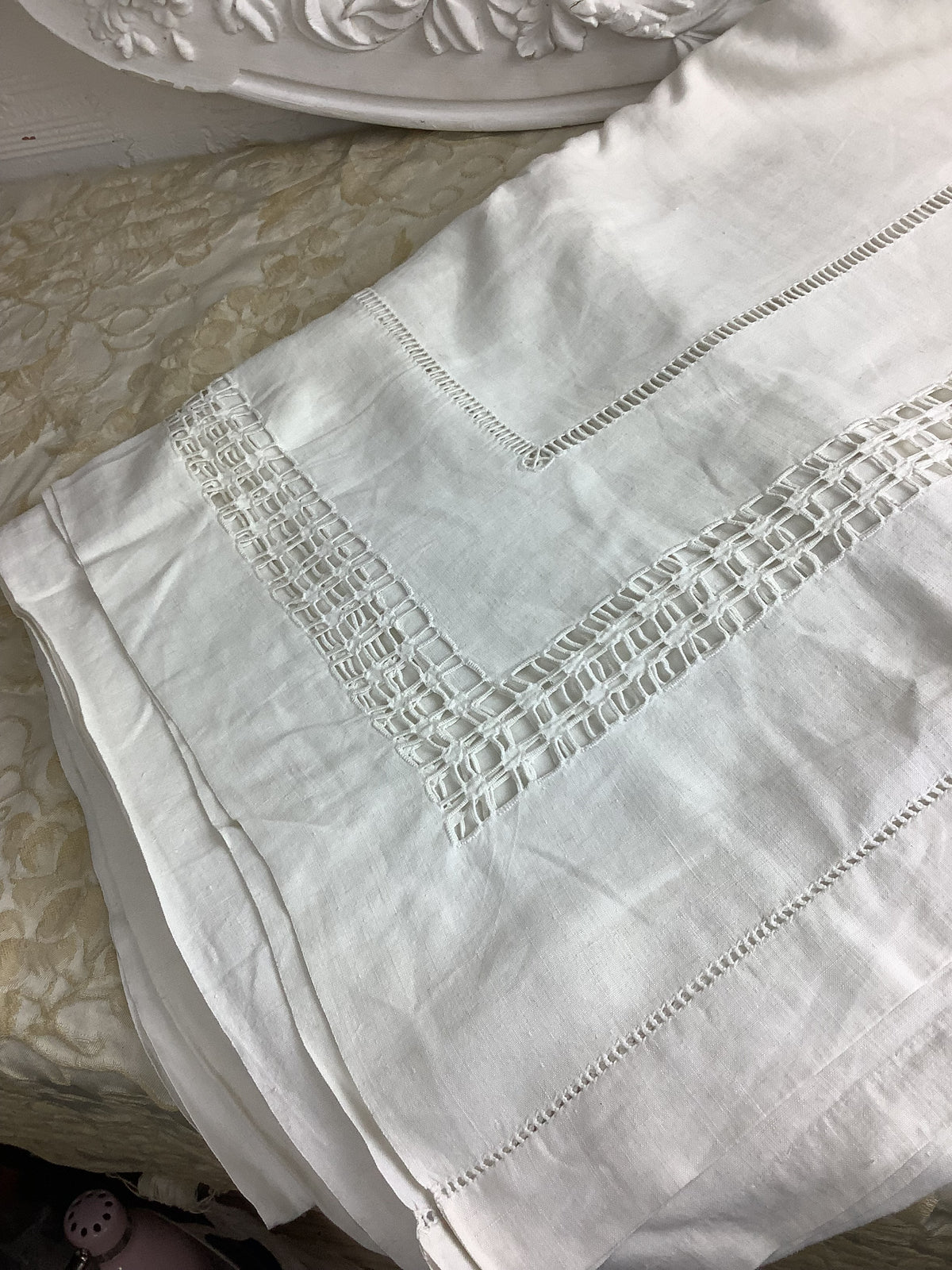 Drap ancien en lin fin brodé main – 230 × 310 cm – Réf. 157