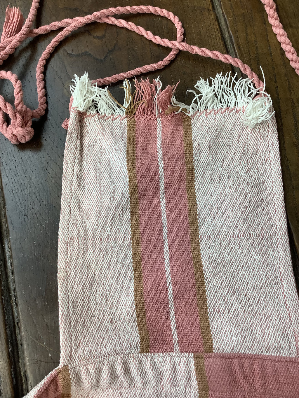 Tablier de cuisine ancien artisanal en coton épais rayé vieux rose, beige et marron – Réf. 60