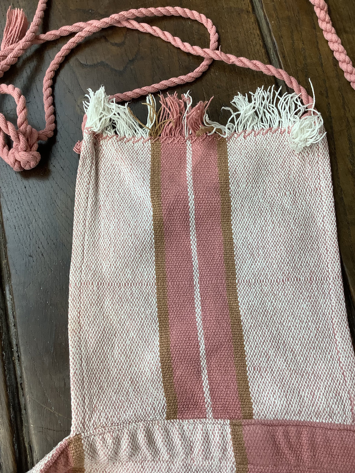 Tablier de cuisine ancien artisanal en coton épais rayé vieux rose, beige et marron – Réf. 60