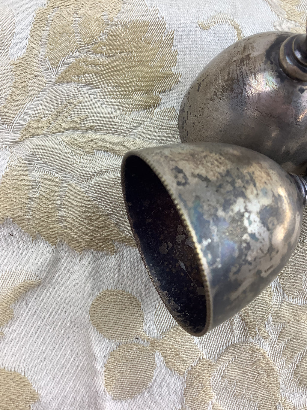 Duo de coquetiers anciens en métal argenté – Réf. 19G