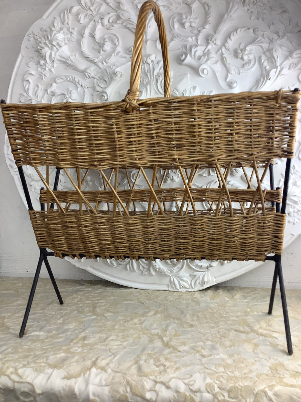 Porte-revue vintage en rotin et métal noir – Réf. 26J