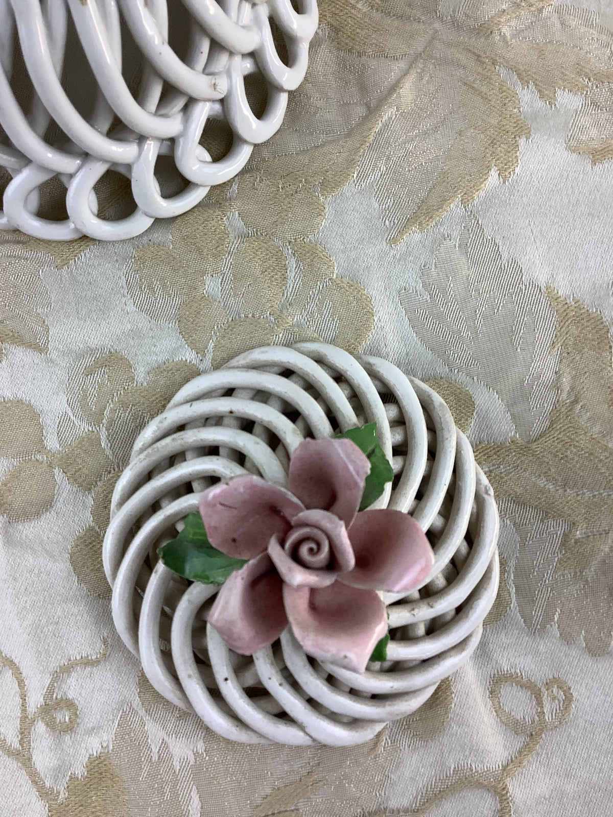 Bonbonnière ajourée en céramique de Bassano, rose rose - Réf 13K