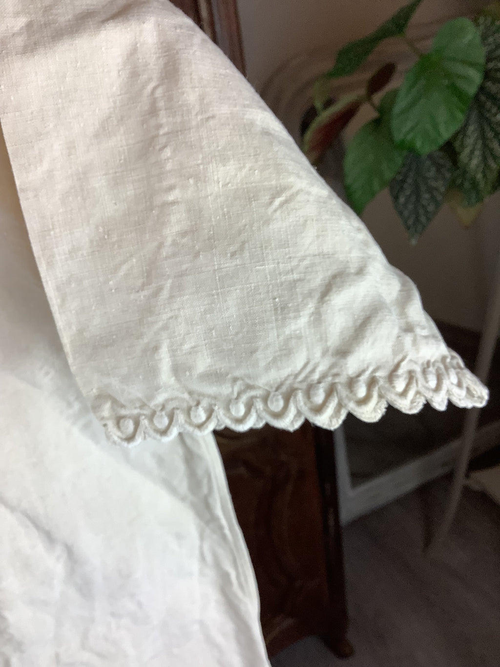Ancienne chemise de nuit en lin et coton épais, dentelle et monogramme brodé BL-Ref 151