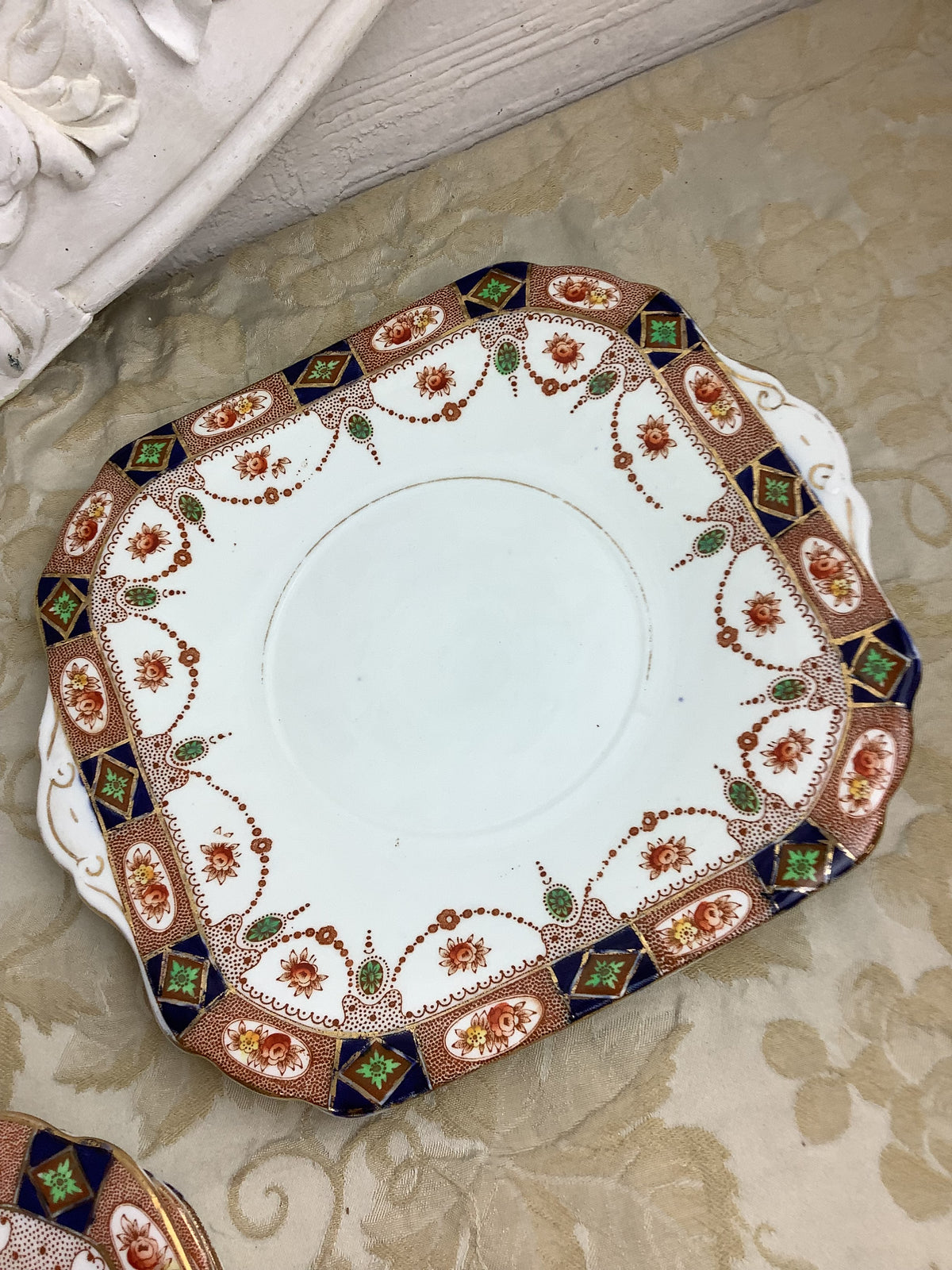 Plat carré avec anses et 6 assiettes à dessert anciennes anglaises Doric Bone China — Inspiration Imari — Réf. 10B