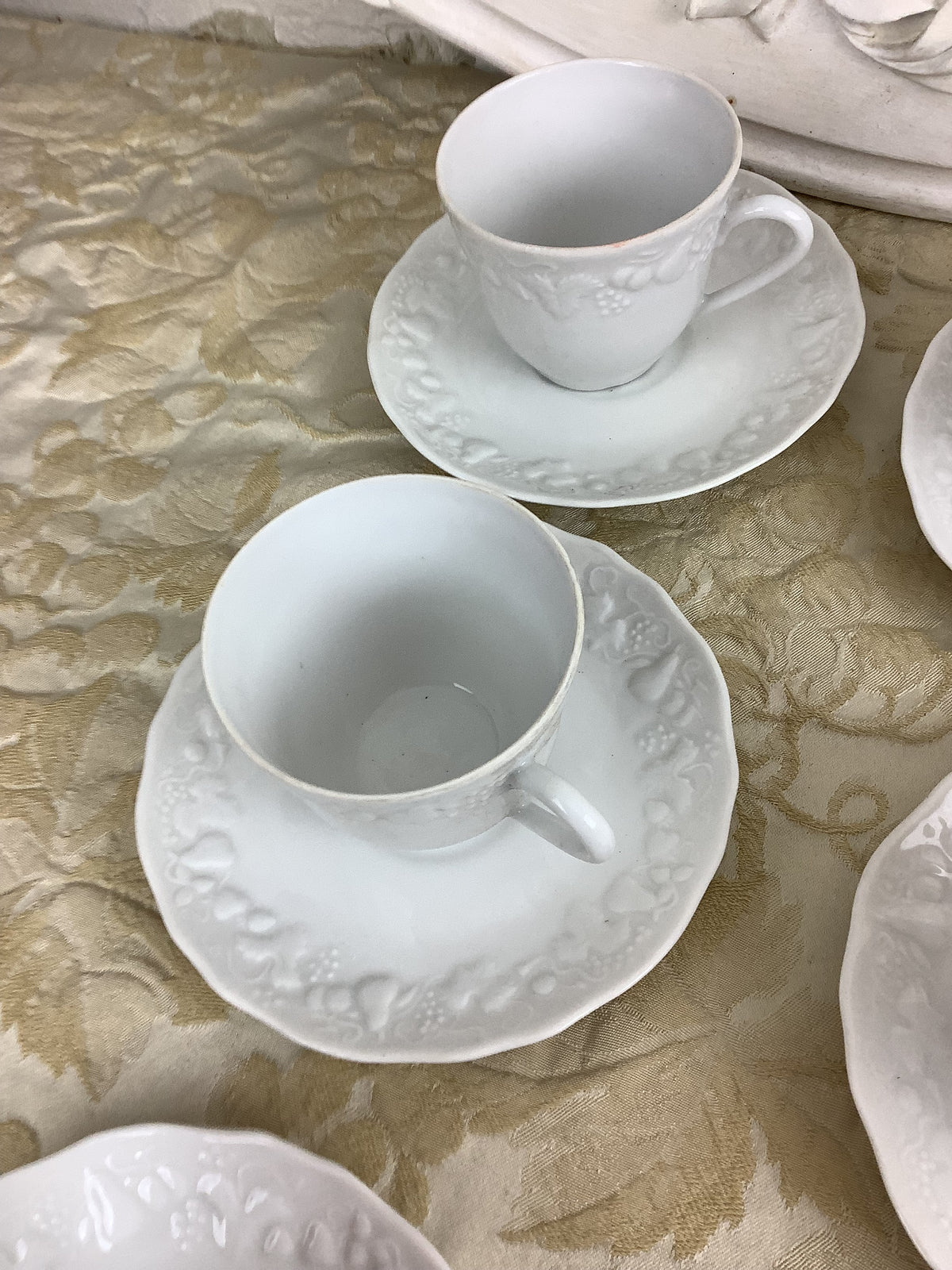 Lot de 6 tasses et soucoupes anciennes en porcelaine blanche – Réf. 23B