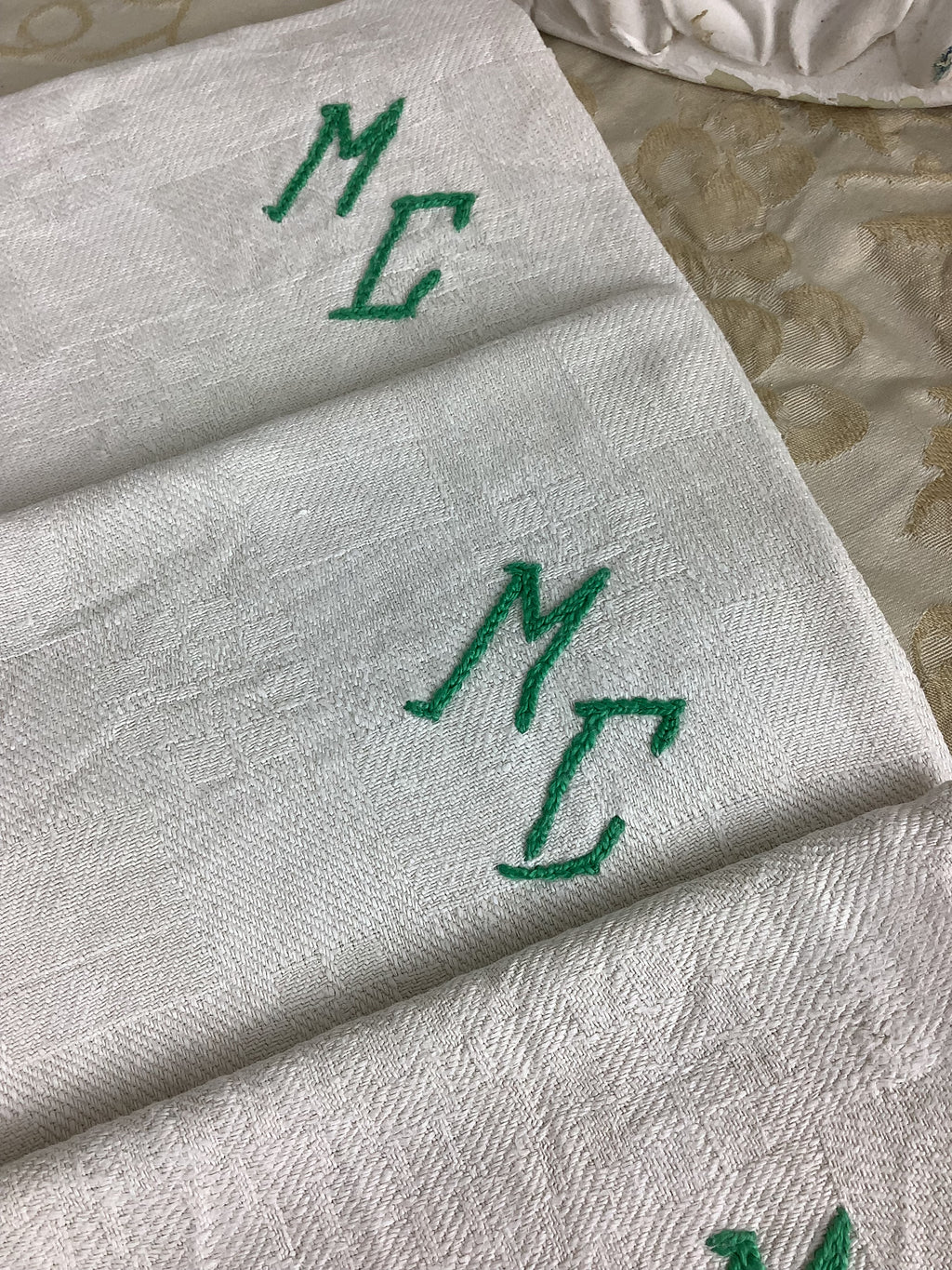 Lot de 4 serviettes anciennes en lin et chanvre damassé – broderies MG – Réf. 182