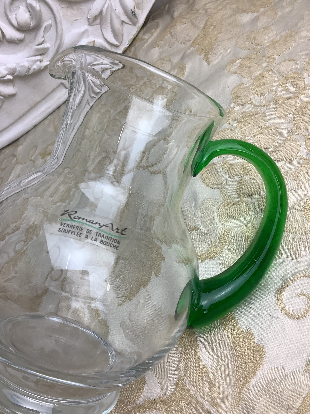 Titre : Pichet en verre soufflé transparent et anse verte RomanArt – Réf. 28I