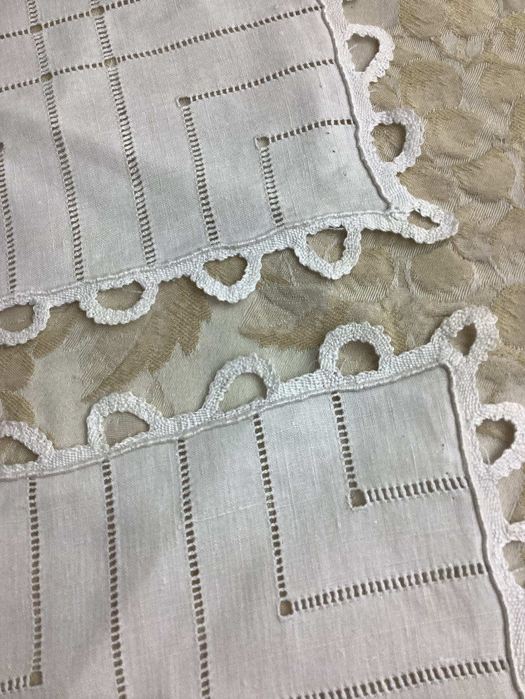 Lot de 2 napperons carrés anciens en lin à jours et dentelle ivoire – Réf. 64-1