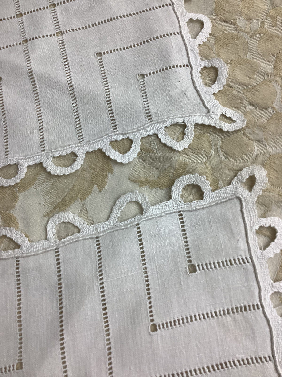 Lot de 2 napperons carrés anciens en lin à jours et dentelle ivoire – Réf. 64-2
