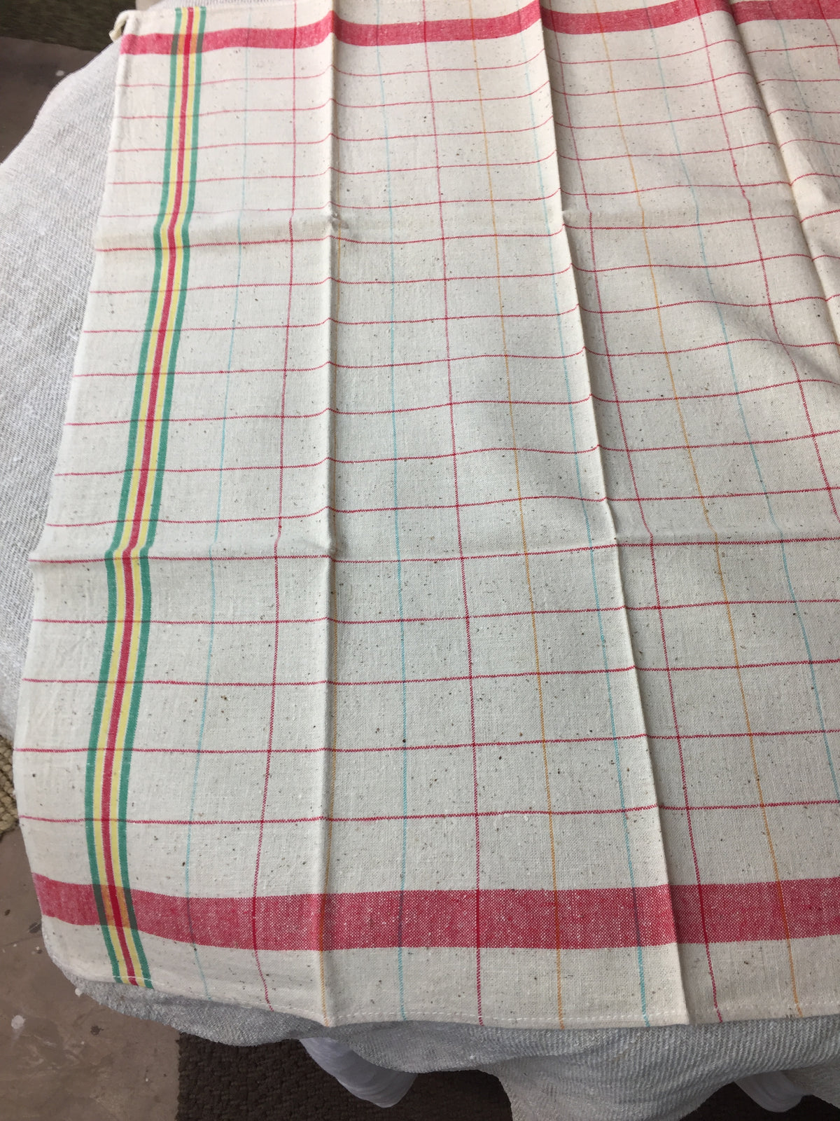 Linge ancien à carreaux rouges, verts et jaunes – Réf. 178