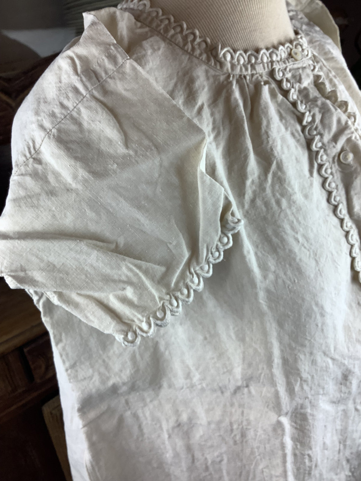 Ancienne chemise de nuit en lin et coton épais, dentelle et monogramme brodé BL-Ref 151